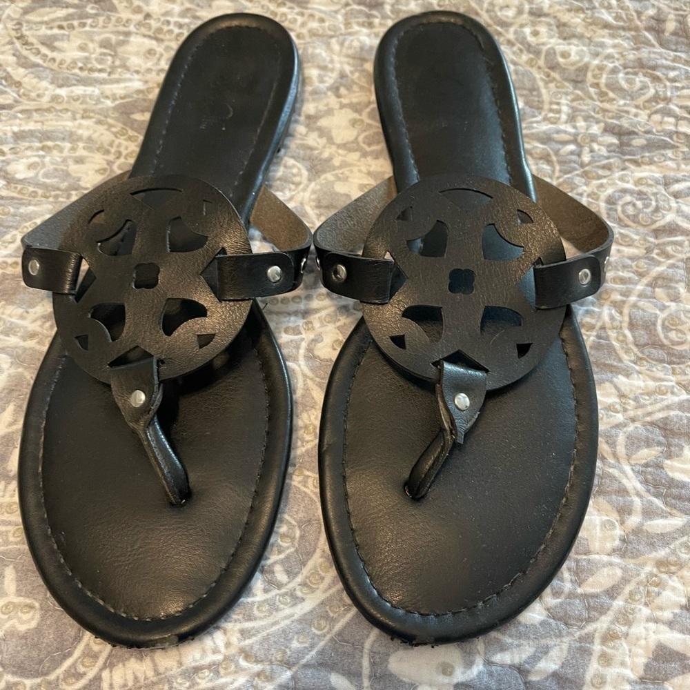 Sugar black thong medallion flat sandals size 11 flaw